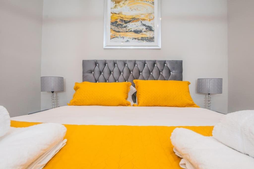 Langston House: 2 Bed, 2 Bath Luxury Apartment Hedgerley Exterior foto