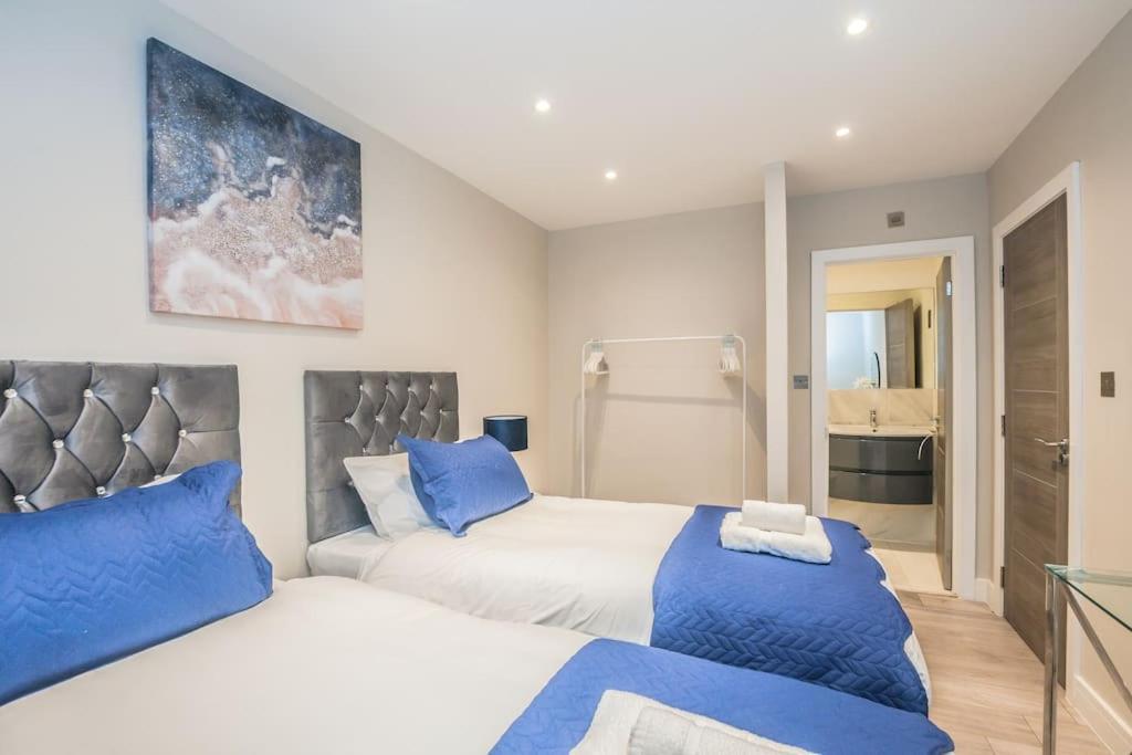 Langston House: 2 Bed, 2 Bath Luxury Apartment Hedgerley Exterior foto